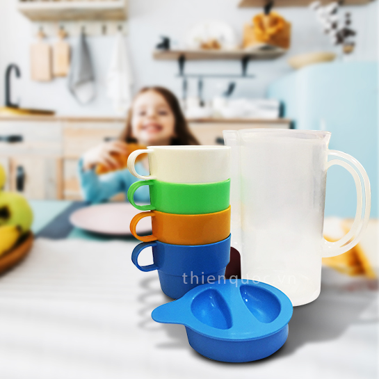 Bộ bình nước kèm 4 ly nhựa